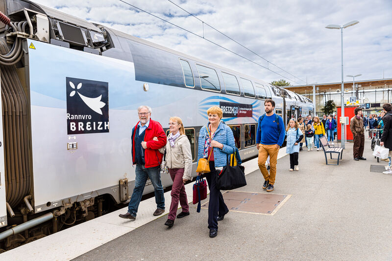 Groupe d'usagers empruntant le TER grâce aux Pass TER