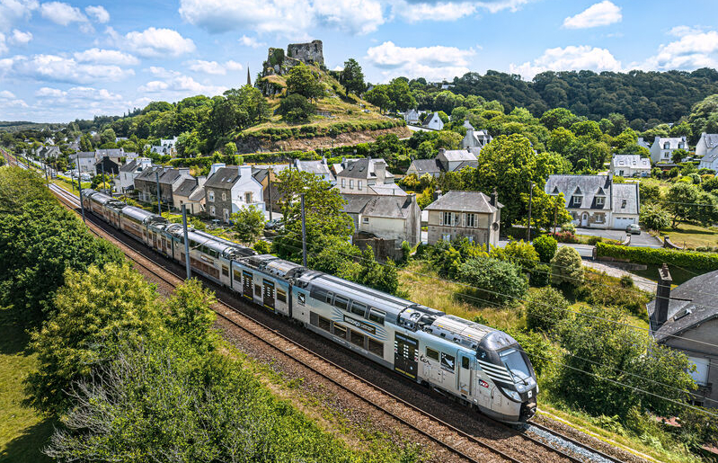 Train TER en vue aérienne à la Roche Maurice